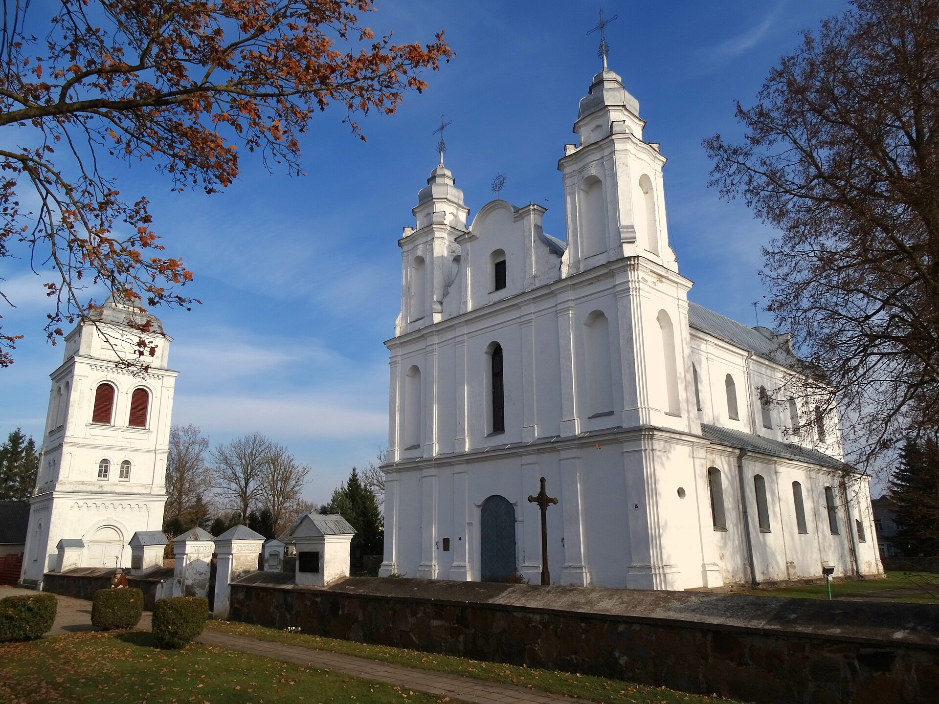Krinčino bažnyčia ir atskirai stovinti varpinė