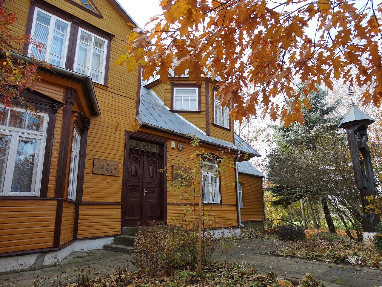 Medinis Matuzevičių memorialinio muziejaus pastatas